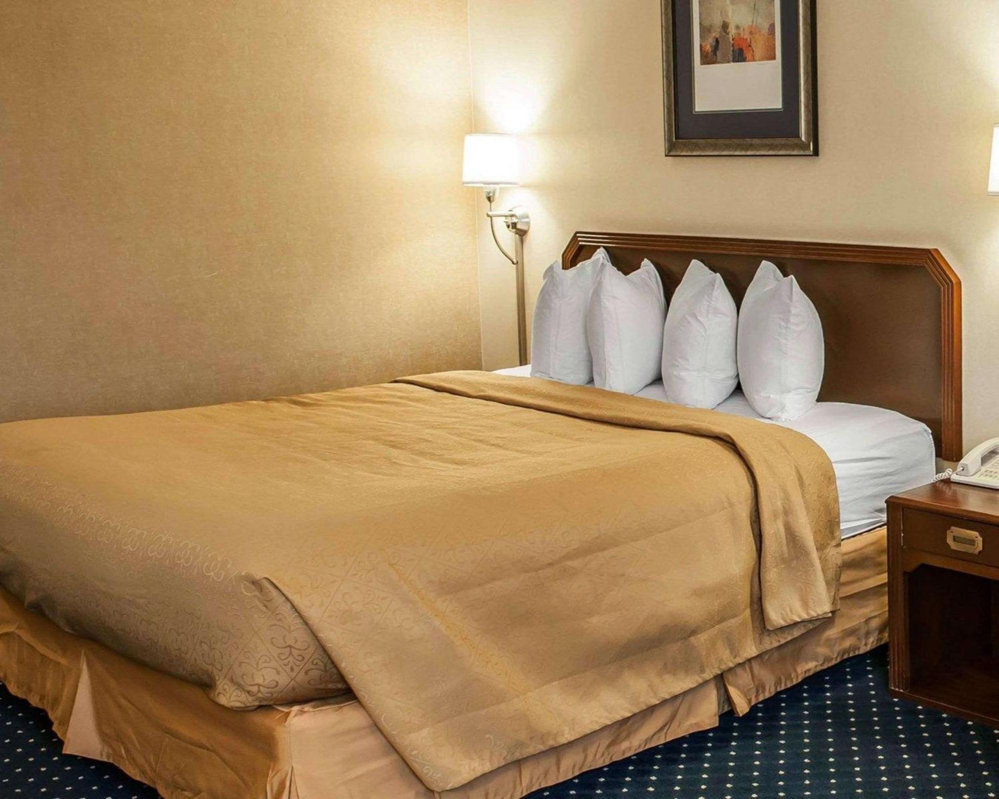 Quality Inn & Suites Goshen Exteriör bild